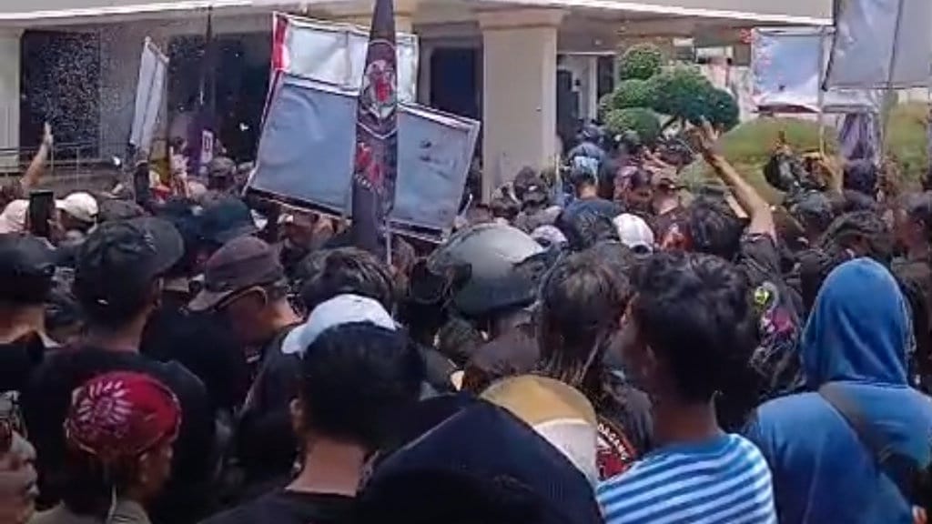 Pedagang Jember Gelar Demo Terkait Penataan Pasar Tanjung Pedagang Jember Gelar Demo Terkait Penataan Pasar Tanjung