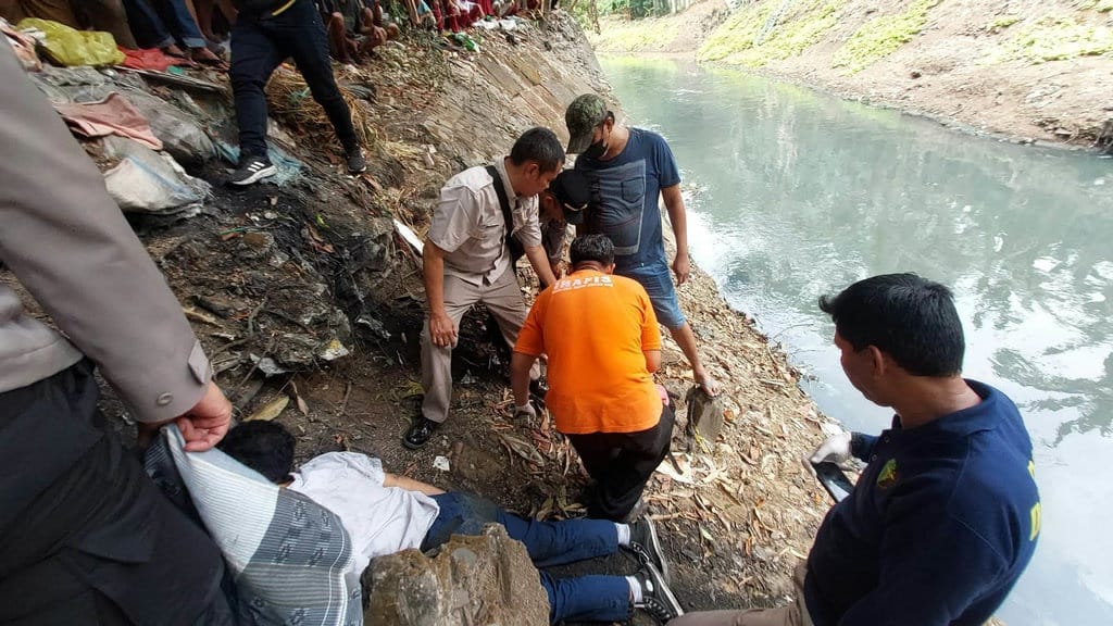Pelajar Ditemukan Meninggal di Kali Jaktim, Diduga Bunuh Diri Pelajar Ditemukan Meninggal di Kali Jaktim, Diduga Bunuh Diri
