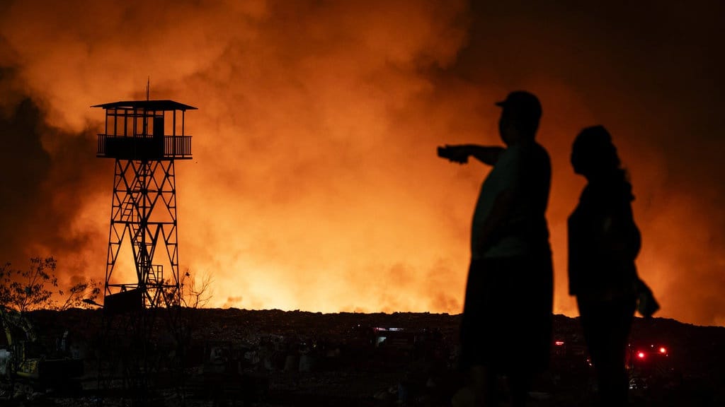 TPA Jatibarang Semarang Terbakar, 50 Personel Damkar Dikerahkan TPA Jatibarang Semarang Terbakar, 50 Personel Damkar Dikerahkan