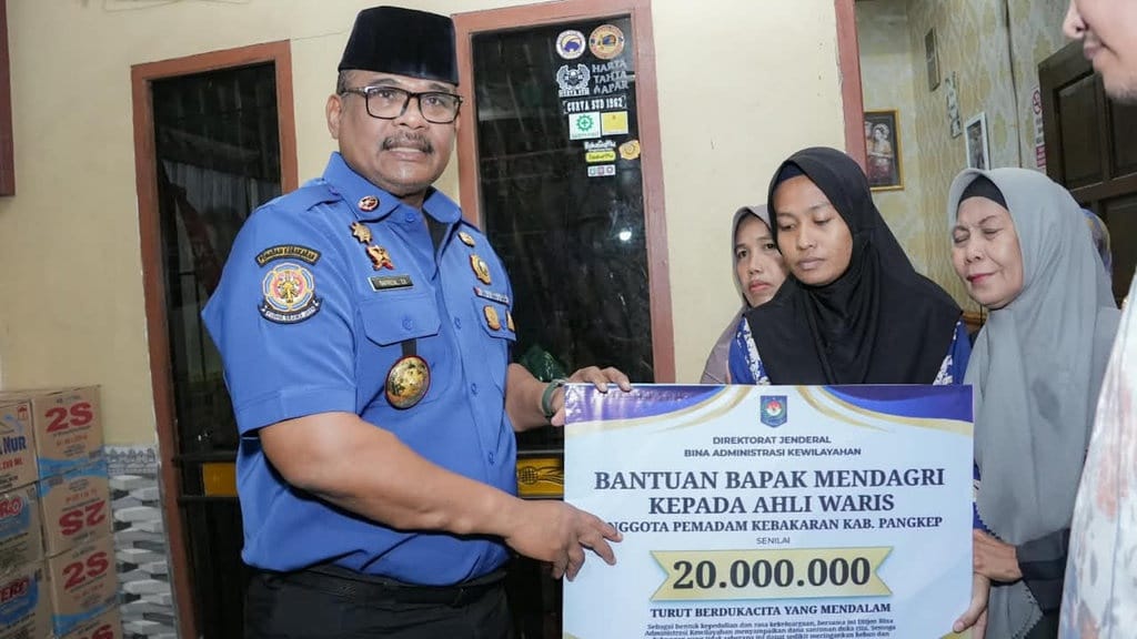 Mendagri Tito Beri Santunan bagi Keluarga Petugas Damkar Pangkep Mendagri Tito Beri Santunan bagi Keluarga Petugas Damkar Pangkep