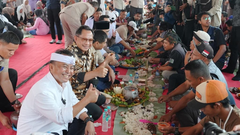 Mendagri Makan Nasi Liwet Bareng Sopir Truk Genteng Purwakarta Mendagri Makan Nasi Liwet Bareng Sopir Truk Genteng Purwakarta