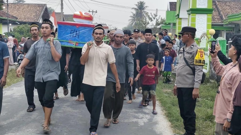 Isak Tangis Pemakaman Korban Kapal Virgo Transport 8 di OKU Isak Tangis Pemakaman Korban Kapal Virgo Transport 8 di OKU