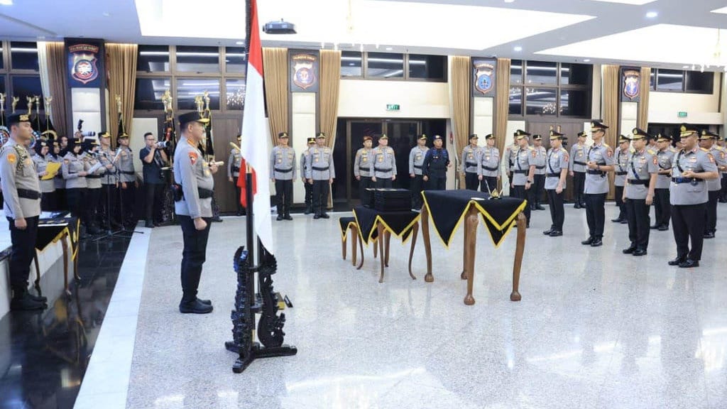 Mutasi Besar Polri: Kapolri Lantik Pejabat & 19 Kapolda Baru Mutasi Besar Polri: Kapolri Lantik Pejabat & 19 Kapolda Baru