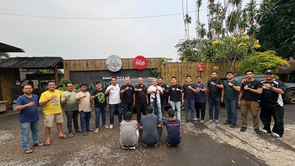 Polisi Tangkap Empat Maling Geser Tas WN Cina di Mall Bekasi Polisi Tangkap Empat Maling Geser Tas WN Cina di Mall Bekasi