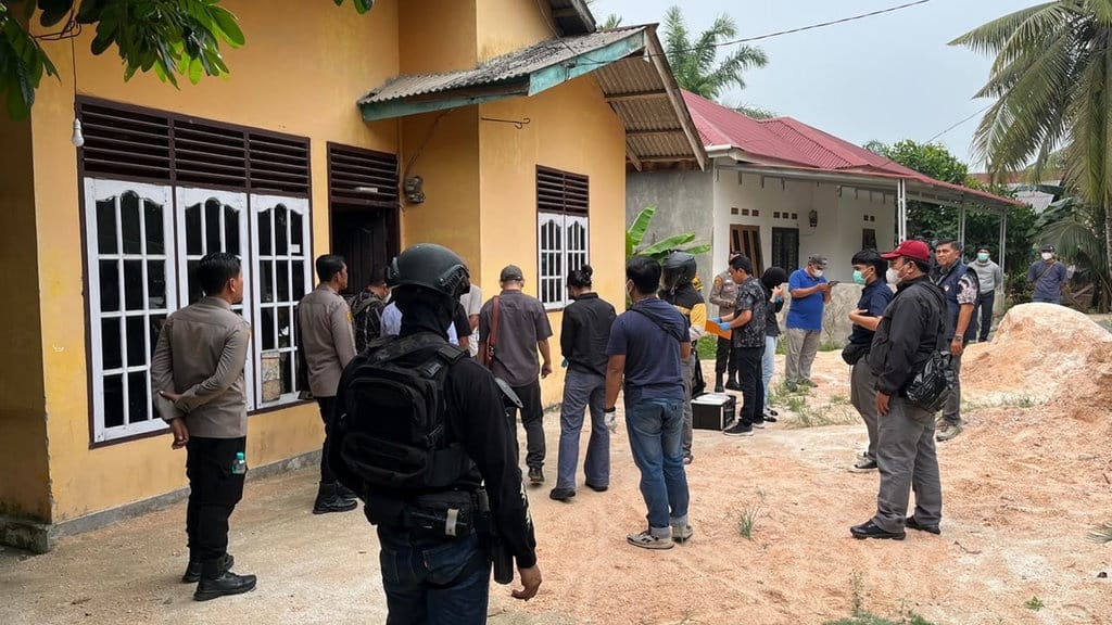 Densus 88 Polri Tangkap 12 Terduga Teroris di Sejumlah Provinsi Densus 88 Polri Tangkap 12 Terduga Teroris di Sejumlah Provinsi