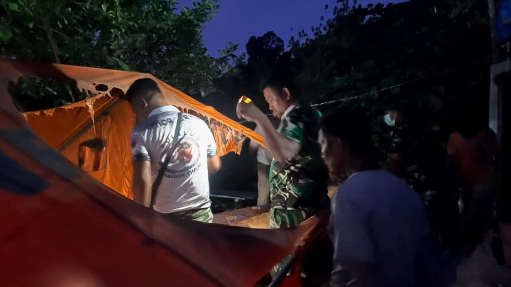Sebuah Posko Pengungsian Keluarga di Pulau Palue Terbakar Sebuah Posko Pengungsian Keluarga di Pulau Palue Terbakar