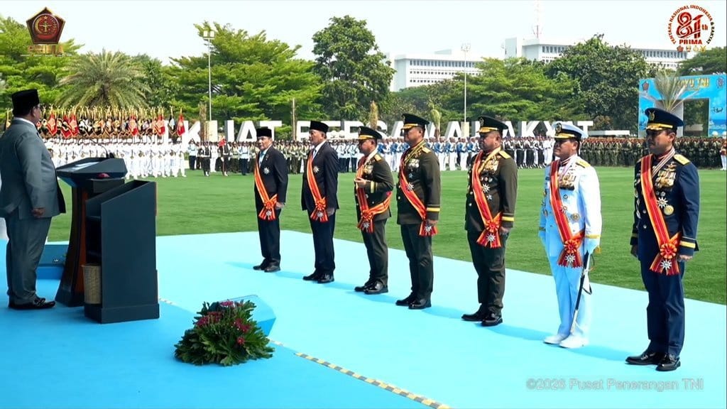 Prabowo Berikan Tanda Kehormatan ke Menhan dan Eks Menko Polkam Prabowo Berikan Tanda Kehormatan ke Menhan dan Eks Menko Polkam