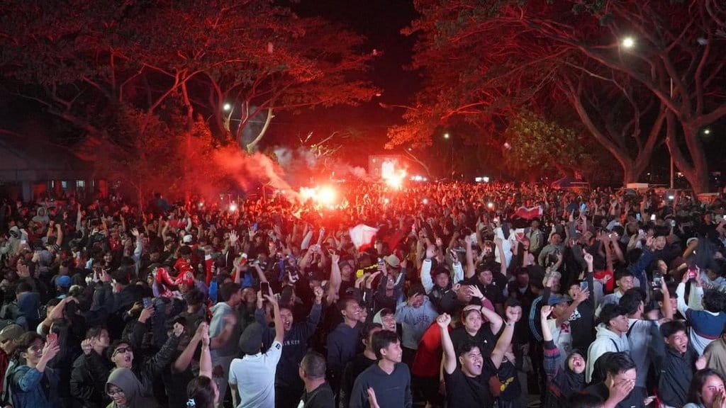 Warga Kediri Bersorak Usai Timnas Indonesia Juara FIFA ASEAN CUP Warga Kediri Bersorak Usai Timnas Indonesia Juara FIFA ASEAN CUP