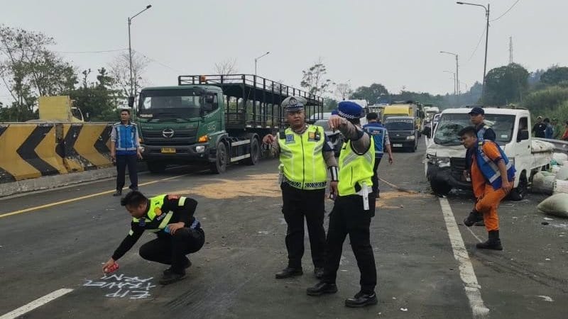 Tabrakan Beruntun 15 Kendaraan di Tol Cipularang, 1 Orang Luka Tabrakan Beruntun 15 Kendaraan di Tol Cipularang, 1 Orang Luka