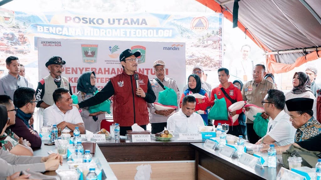 Gus Ipul Temui Korban Banjir Bandang Solok dan Serahkan Bantuan Gus Ipul Temui Korban Banjir Bandang Solok dan Serahkan Bantuan