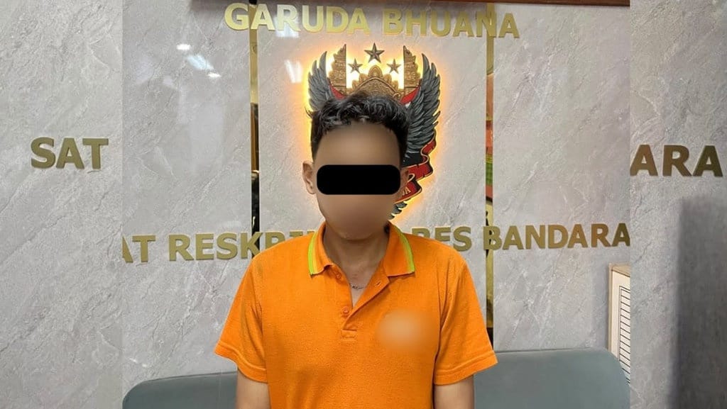 Polisi Ciduk Porter Bandara Ngurah Rai usai Curi Uang Penumpang Polisi Ciduk Porter Bandara Ngurah Rai usai Curi Uang Penumpang