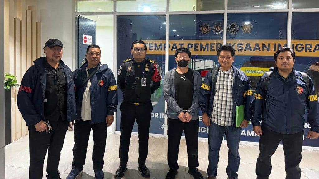 Polisi Tangkap Tersangka Jaringan Penyelundupan HP Bekas Ilegal Polisi Tangkap Tersangka Jaringan Penyelundupan HP Bekas Ilegal