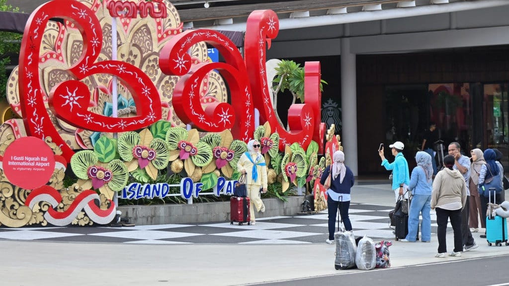 Jangan Sampai Pariwisata Bali Dirusak Turis Asing Berbuat Onar Jangan Sampai Pariwisata Bali Dirusak Turis Asing Berbuat Onar