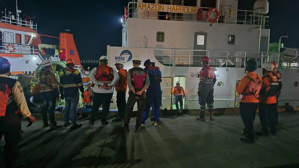 Kapal MV Khatulistiwa 8 Tenggelam di Tuban, Satu ABK Hilang Kapal MV Khatulistiwa 8 Tenggelam di Tuban, Satu ABK Hilang
