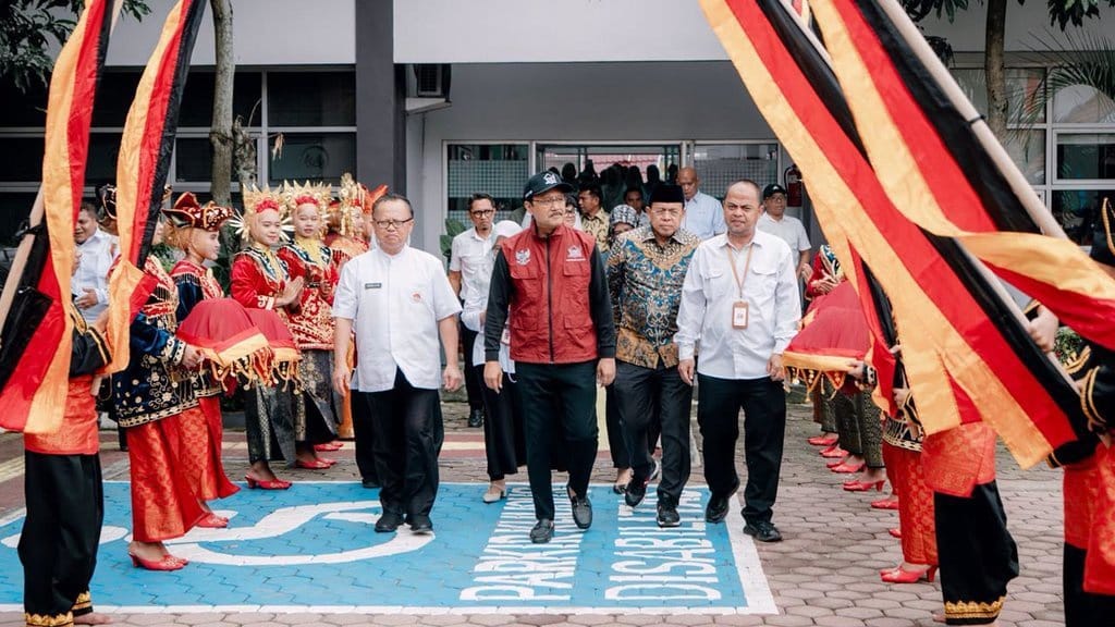 Gus Ipul Minta Wali Asuh Jadi Teladan dan Orang Tua Siswa SR Gus Ipul Minta Wali Asuh Jadi Teladan dan Orang Tua Siswa SR