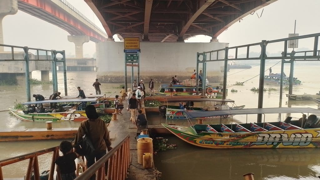 Laju Rezeki Pengemudi Angkutan Sungai Musi Melambat karena Asap Laju Rezeki Pengemudi Angkutan Sungai Musi Melambat karena Asap