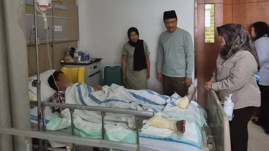 Mensos Salurkan Jaminan Sosial bagi Korban Kebakaran Rumah Makan Mensos Salurkan Jaminan Sosial bagi Korban Kebakaran Rumah Makan