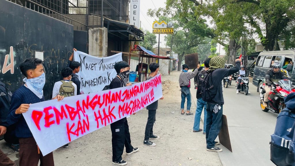 Warga Kabupaten Bandung Demo Tuntut Lambatnya Perbaikan Jalan Warga Kabupaten Bandung Demo Tuntut Lambatnya Perbaikan Jalan