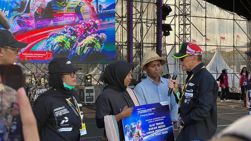 Pertamina Bantu Perajin Tenun Desa Adat Sade Kembali Berkarya Pertamina Bantu Perajin Tenun Desa Adat Sade Kembali Berkarya
