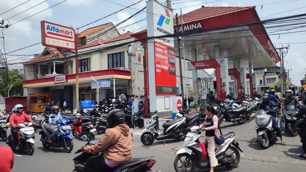 Antrean BBM Mengular, Bali Terapkan WFH & Sekolah Daring 3 Hari Antrean BBM Mengular, Bali Terapkan WFH & Sekolah Daring 3 Hari