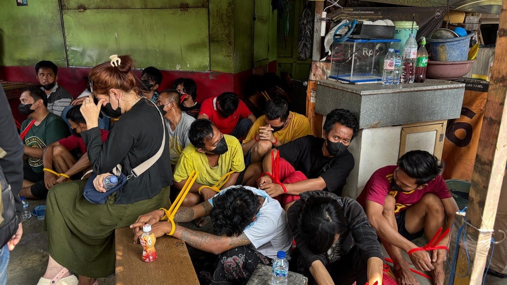 Kampung Kunti Surabaya Digerebek, Sindikat Narkoba Ditangkap Kampung Kunti Surabaya Digerebek, Sindikat Narkoba Ditangkap