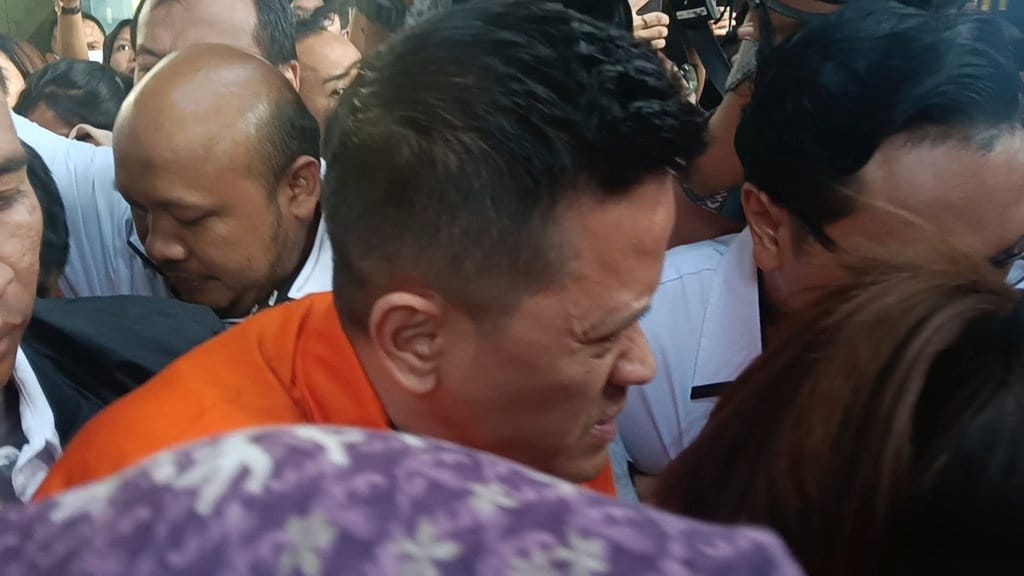KPK Tahan 5 Orang yang Terjerat OTT KPK terkait BNPB KPK Tahan 5 Orang yang Terjerat OTT KPK terkait BNPB
