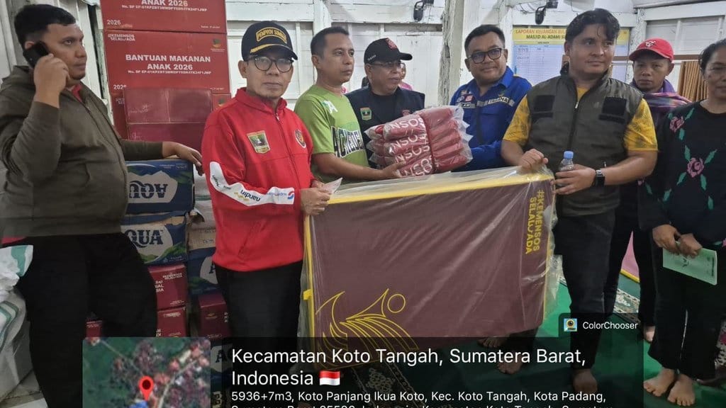 Kemensos Salurkan Bantuan Korban Banjir Bandang di Kota Padang Kemensos Salurkan Bantuan Korban Banjir Bandang di Kota Padang
