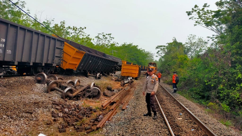 2 Kereta Batu Bara Tabrakan di OKU: Jalur Lumpuh, 4 Kru Luka 2 Kereta Batu Bara Tabrakan di OKU: Jalur Lumpuh, 4 Kru Luka