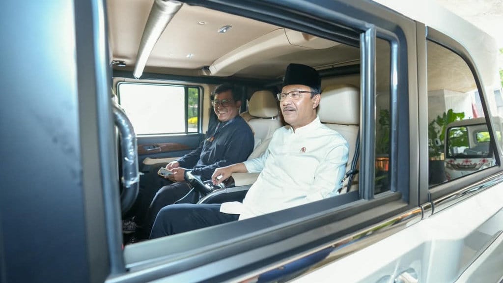 Puas dengan Performa Mobil Dinas Maung, Gus Ipul Acungkan Jempol Puas dengan Performa Mobil Dinas Maung, Gus Ipul Acungkan Jempol