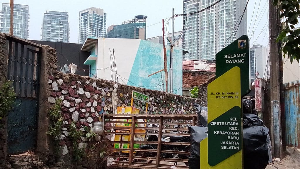 Menelusuri Kontras Kampung Pelangi di Balik Gemerlap Jaksel Menelusuri Kontras Kampung Pelangi di Balik Gemerlap Jaksel