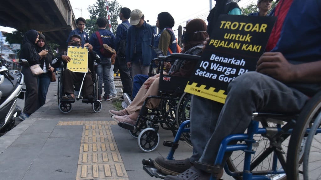 Dekat Rel Kiaracondong, Halte BRT Bandung Dinilai Berbahaya Dekat Rel Kiaracondong, Halte BRT Bandung Dinilai Berbahaya