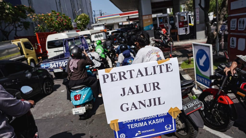 Antrean SPBU di Bali Mulai Normal Usai Penerapan Ganjil-Genap Antrean SPBU di Bali Mulai Normal Usai Penerapan Ganjil-Genap