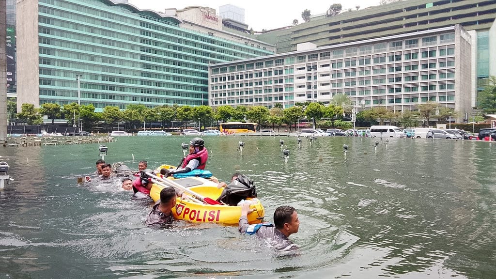 6 Aktivis Greenpeace Dibawa ke Klinik usai Aksi di Bundaran HI 6 Aktivis Greenpeace Dibawa ke Klinik usai Aksi di Bundaran HI