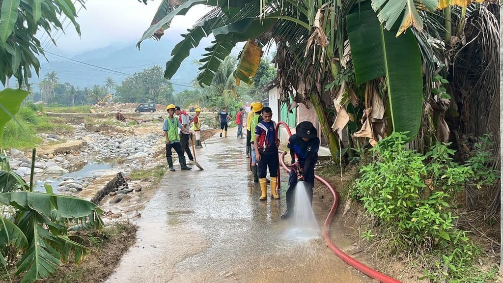 Menteri PU Minta Penanganan Banjir di Padang Libatkan Warga Menteri PU Minta Penanganan Banjir di Padang Libatkan Warga