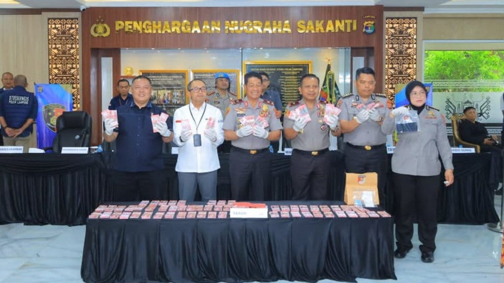 Polda Lampung Gagalkan Peredaran Uang Palsu Rp980 Juta Polda Lampung Gagalkan Peredaran Uang Palsu Rp980 Juta