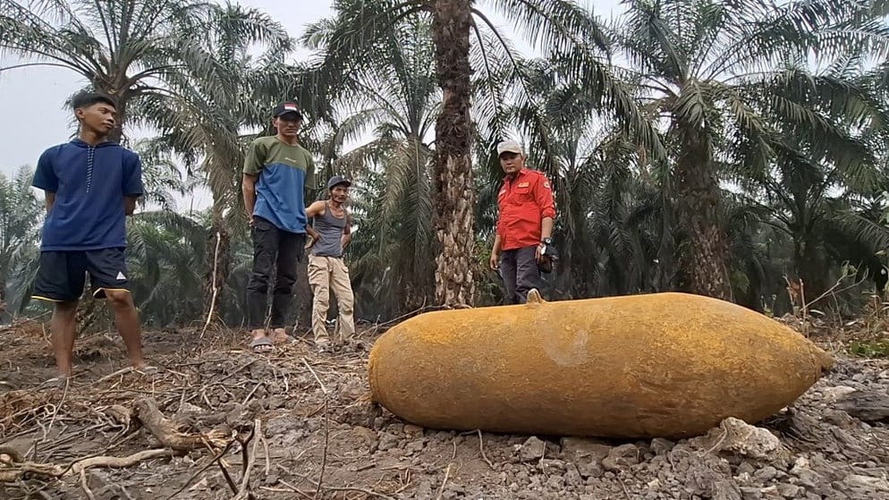 Warga Ogan Ilir Temukan Mortir Raksasa 1,3 Meter di Kebun Sawit Warga Ogan Ilir Temukan Mortir Raksasa 1,3 Meter di Kebun Sawit