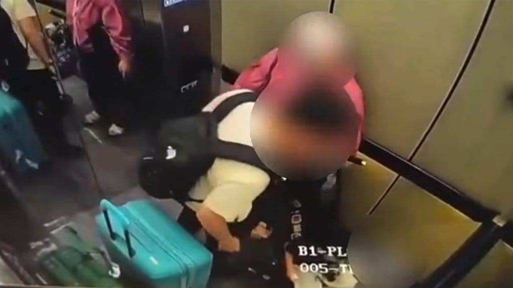 Viral Video Orang Tua Aniaya Anak di Lift Malaysia Diduga WNI Viral Video Orang Tua Aniaya Anak di Lift Malaysia Diduga WNI