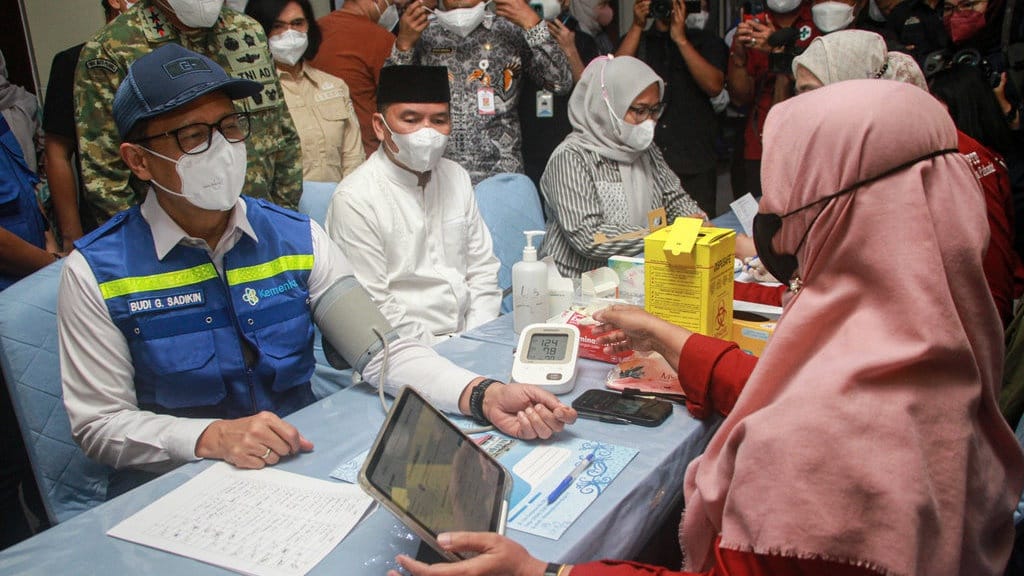 Menkes Bantah Sesak Napas saat Pakai Oksigen di Palangka Raya Menkes Bantah Sesak Napas saat Pakai Oksigen di Palangka Raya