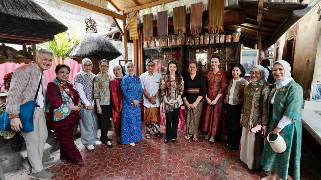Seruni dan Dekranas Dukung Pelestarian Tenun Gringsing Bali Seruni dan Dekranas Dukung Pelestarian Tenun Gringsing Bali