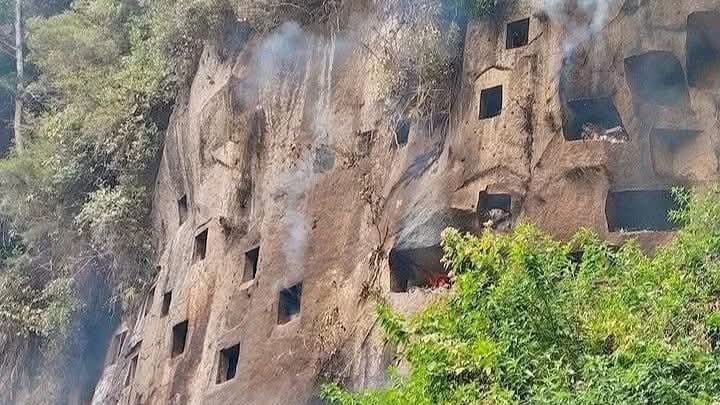 Makam Liang Batu Toraja Utara Terbakar, Polisi Usut Kesengajaan Makam Liang Batu Toraja Utara Terbakar, Polisi Usut Kesengajaan