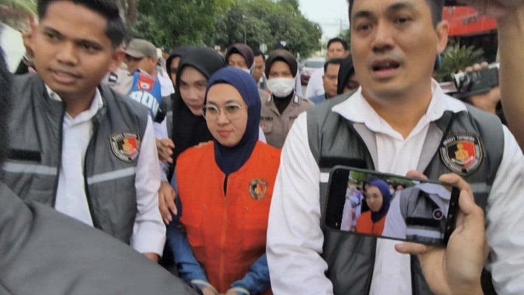 Eks Bupati Gowa Husniah Talenrang Ditahan usai Diperiksa 6 Jam Eks Bupati Gowa Husniah Talenrang Ditahan usai Diperiksa 6 Jam