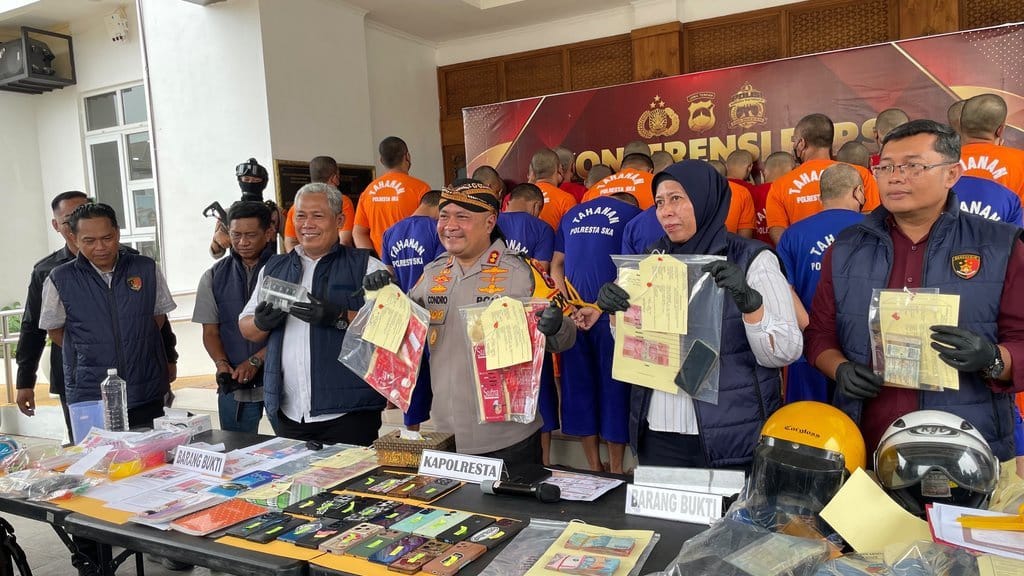 Polisi Tangkap 14 Tersangka Kasus Prostitusi Online di Solo Polisi Tangkap 14 Tersangka Kasus Prostitusi Online di Solo