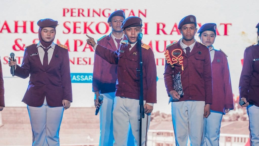 Siswa Sekolah Rakyat Pimpin Ribuan Orang Ikrarkan Sumpah Pemuda Siswa Sekolah Rakyat Pimpin Ribuan Orang Ikrarkan Sumpah Pemuda