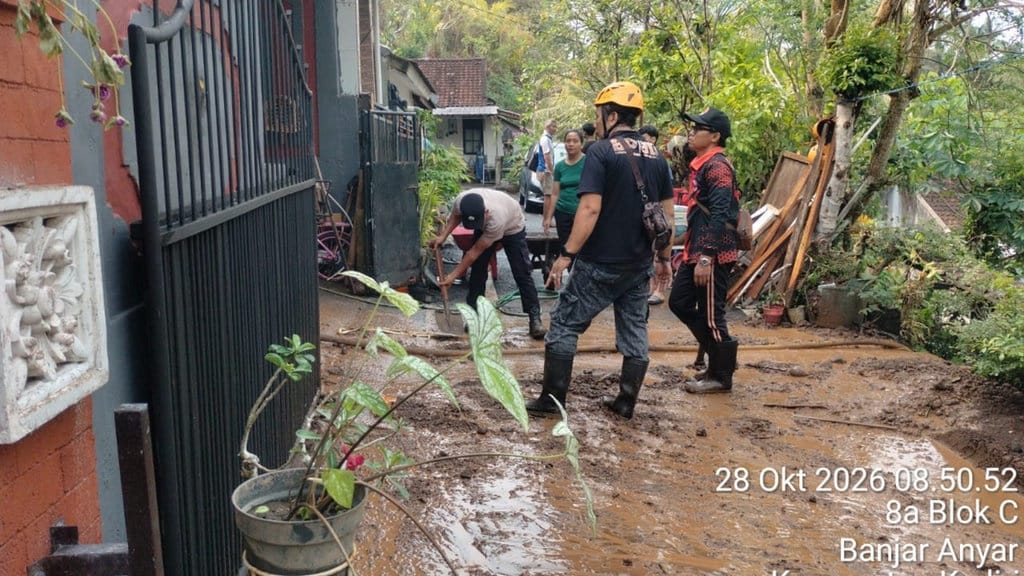 Longsor di Tabanan Rusak 3 Rumah, Satu Warga Masuk RS Longsor di Tabanan Rusak 3 Rumah, Satu Warga Masuk RS