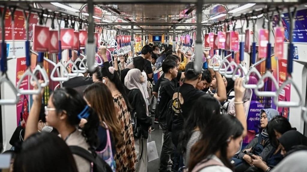 Pintu Masuk MRT Dukuh Atas Ditutup Sementara Akibat Demo Pintu Masuk MRT Dukuh Atas Ditutup Sementara Akibat Demo