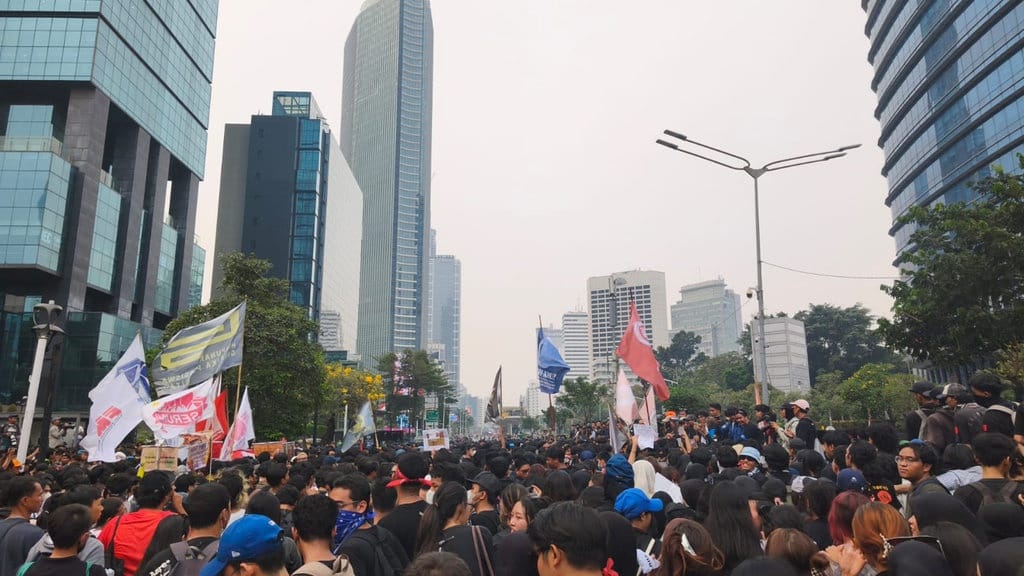 Bagaimana Angkot BEM UI Tembus Barikade Demo di Bundaran HI? Bagaimana Angkot BEM UI Tembus Barikade Demo di Bundaran HI?