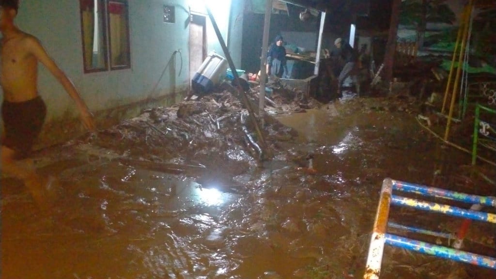 Banjir Bandang di Subang, 7 Rumah dan Sekolah TK Terendam Lumpur Banjir Bandang di Subang, 7 Rumah dan Sekolah TK Terendam Lumpur