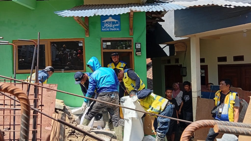 Cerita Warga soal Rumahnya Jebol Diterjang Banjir Cipaganti Cerita Warga soal Rumahnya Jebol Diterjang Banjir Cipaganti