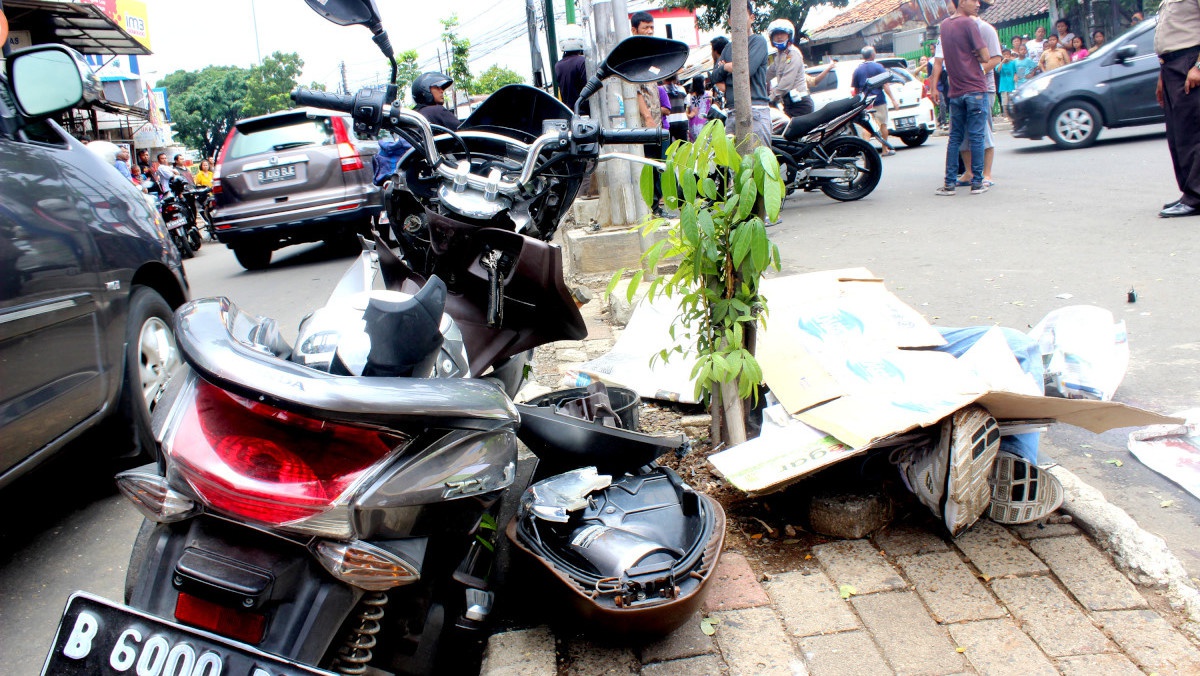 Mobil Satpol PP Tabrak 2 Motor di Jakarta Utara: 1 Orang Tewas Mobil Satpol PP Tabrak 2 Motor di Jakarta Utara: 1 Orang Tewas
