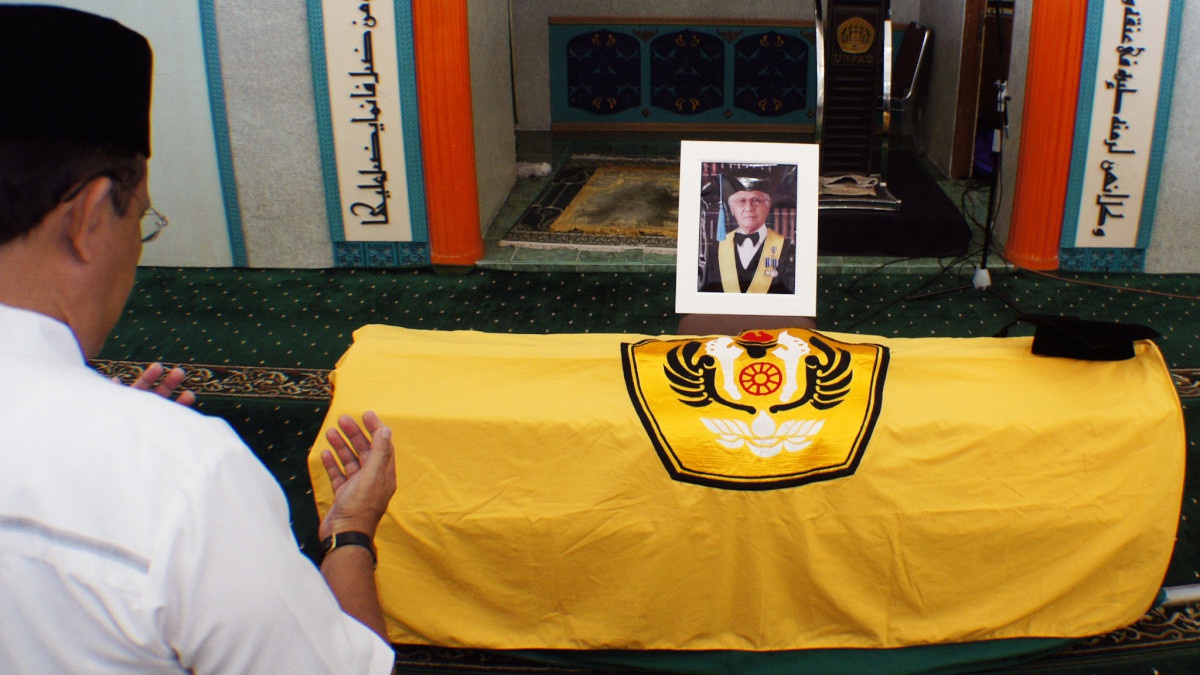 Bahasa Indonesia Berduka atas Kepergian JS Badudu Bahasa Indonesia Berduka atas Kepergian JS Badudu